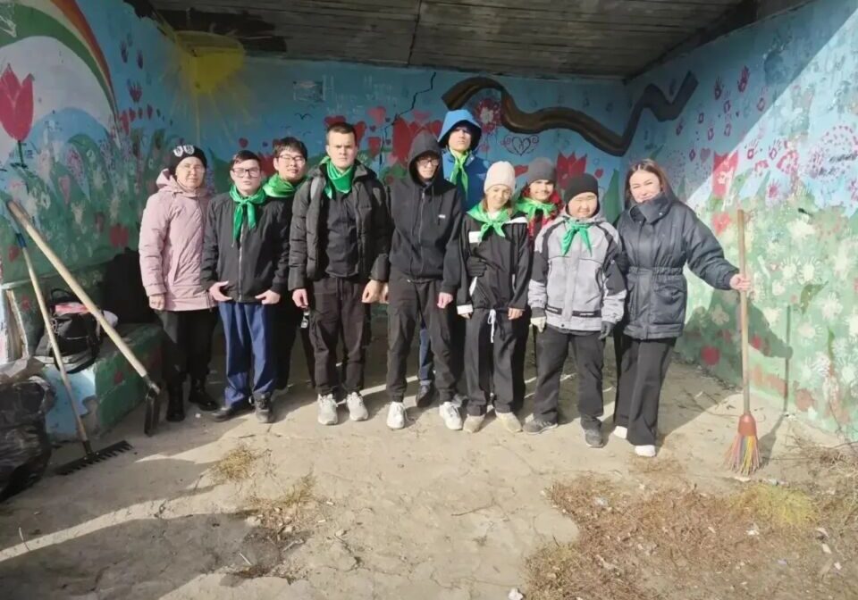 «Зелёные пионеры» привели в порядок остановку в мкр. Разведчик, приурочив акцию к Всемирному дню охраны мест обитания